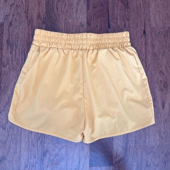 β¨ Blooming Jelly Yellow Athletic Running Shorts with Phone Pocket β Size Mediumβ¨ - Picture 3 of 4